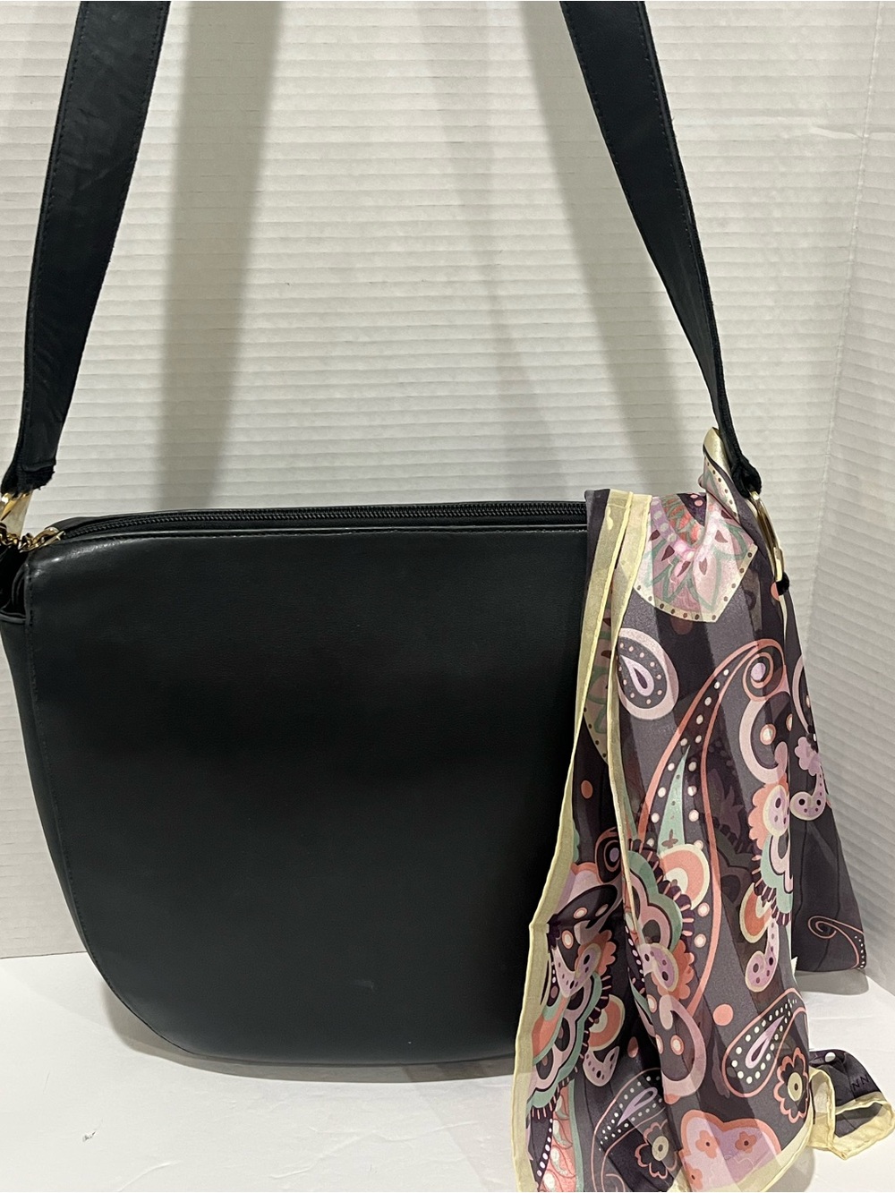 SALVATORE FERRAGAMO Solid Black Leather Shoulder Bag Top Zip Closure (Authentic)